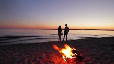 Adadaki balayında aşık bir adam ve kadın.