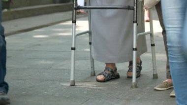 Yaşlı kadınlar el ele tutuşup iki kişiyi tartışıyorlar.