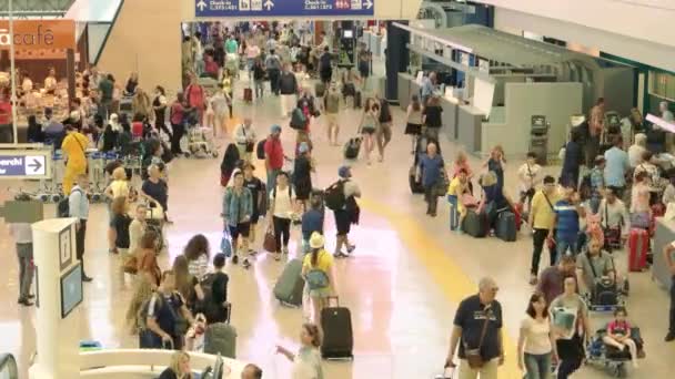 Політ пасажирів терміналу аеропорту з багажем. — стокове відео