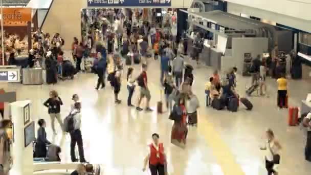 Bandara terminal orang-orang dengan bagasi cepat bergerak cepat keramaian dan hiruk pikuk — Stok Video