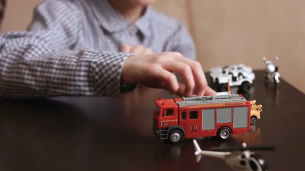 Niños jugar con juguetes coches juguetes en la mesa — Vídeos de Stock