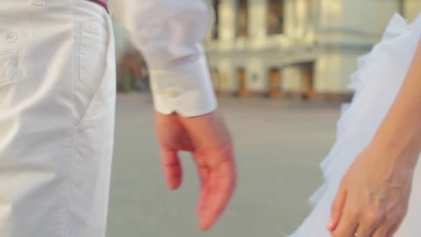 Brud och brudgum hålla varandras händer nygifta ömt hålla händer — Stockvideo