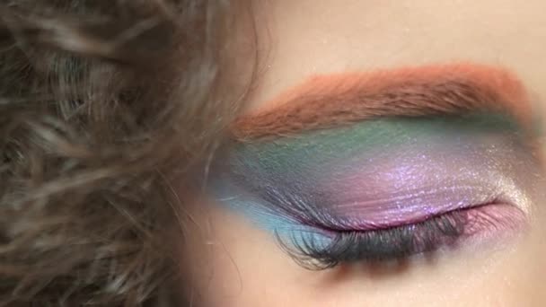 Berwarna-warni makeup mata dan rambut indah berkilauan eyeshadow — Stok Video