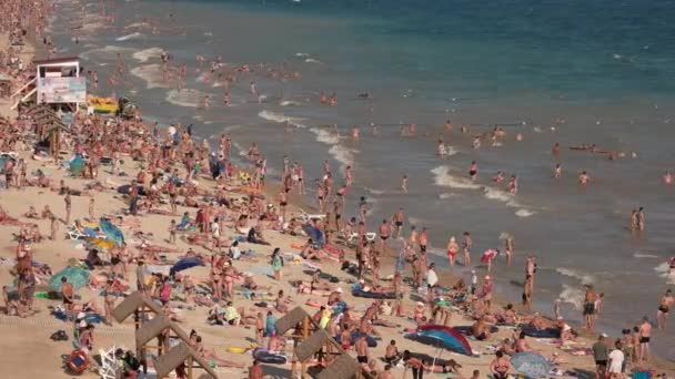 Kerumunan orang di pantai di laut mengapa kita mencintai musim panas — Stok Video