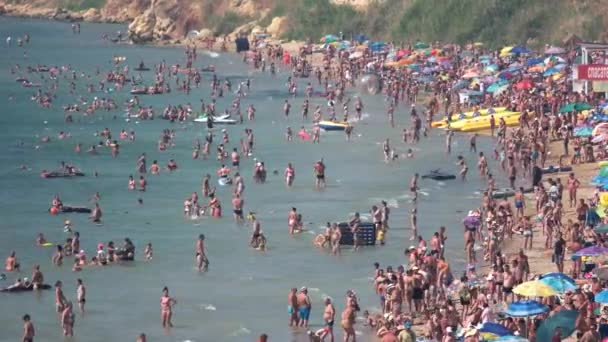 Pessoas lotadas praia do mar na costa ensolarada — Vídeo de Stock