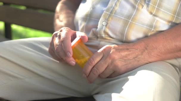 Mains âgées ouverture bouteille pilule orange médecine — Video