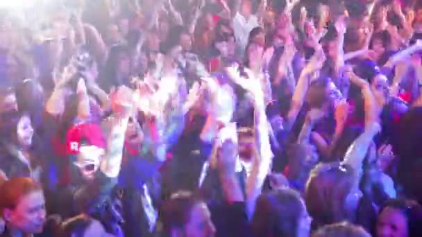 歌迷们兴高采烈地享受着音乐夜总会的夜生活 — 图库视频影像
