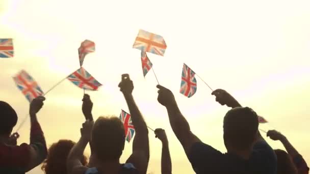 Gruppe von Menschen schwenkt britische Flaggen — Stockvideo