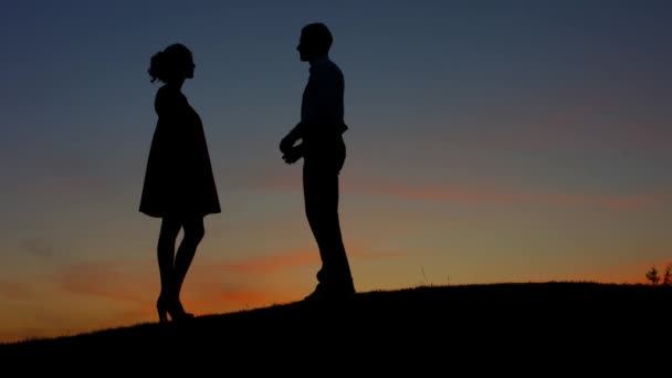 Tip invită o fată să se căsătorească — Videoclip de stoc