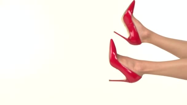Lábak magassarkúban izolált piros sarkú cipő — Stock videók