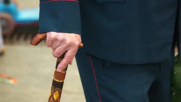Idade sênior masculino mão com vara de cana close up velho mundo guerra veterano — Vídeo de Stock