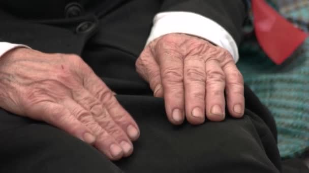 Starý senior mužské ruce zavřít až kavkazský dědeček ruce černé oblečení — Stock video