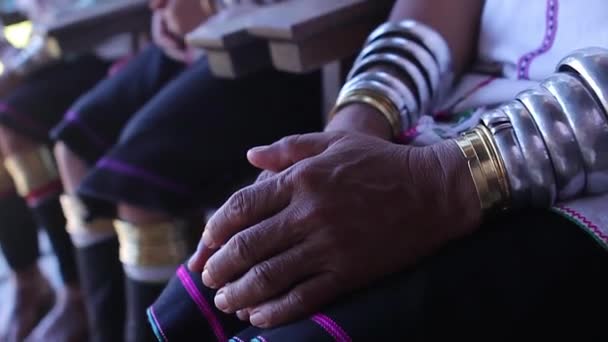 Padaung nők gyűrűkkel a kezén és a lábán kaján lahwi törzs. — Stock videók