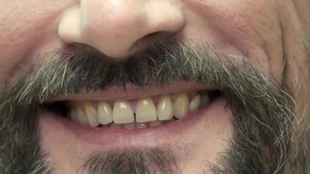 Sonrisa de un hombre barbudo sonriendo boca de cerca — Vídeos de Stock