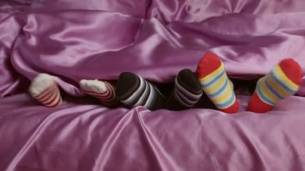 Małe stopy w kolorowe skarpetki dla dzieci — Wideo stockowe
