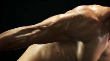 Yakından bakan adam, dambıl gibi terli adam eğitimiyle egzersiz yapıyor.