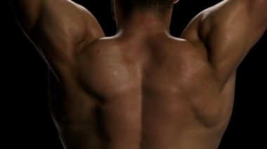 Salakların arkasını kaldıran adamlar spor salonunda spor yapıyor.