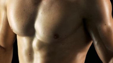 Genç atlet vücudunu kapatın.