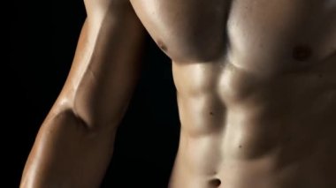 Genç atlet vücudunu kapatın.