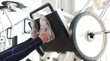 Beden eğitiminde kadın bacakları.