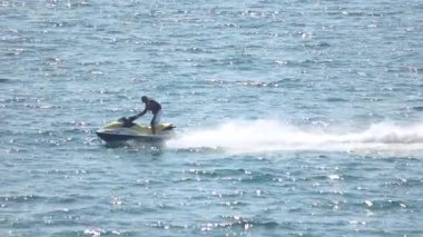 Jet ski uçan muz teknesi yazın eğleniyor.