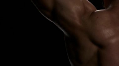 Daha büyük kaslar için halterleri kaldırıyorum.