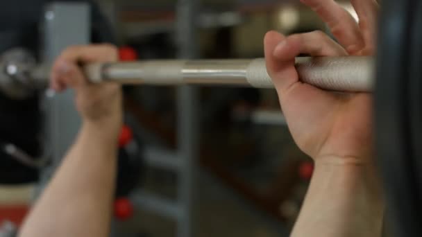 Atleta haciendo ejercicio en gimnasio culturista haciendo ejercicios en gimnasio — Vídeos de Stock