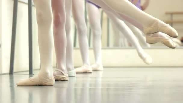 Ballerinas feet in pointes group of ballerinas — Stock Video