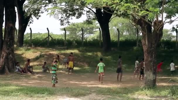 Meninos descalços na areia jogar futebol — Vídeo de Stock
