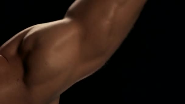 Close up homem com dumbbell flexão músculos visão detalhada — Vídeo de Stock
