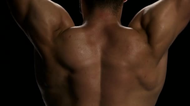 Närbild mans lyfta dumbbels baksida visa idrottsman som har träning på gym — Stockvideo