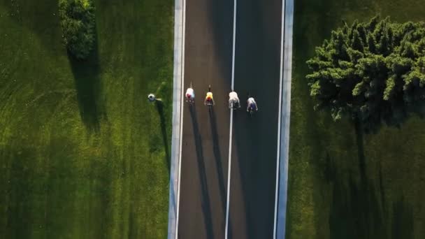 Vier personen paardrijden fietsen luchtfoto — Stockvideo