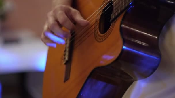 Guitarist plays solo on guitar — Stock Video