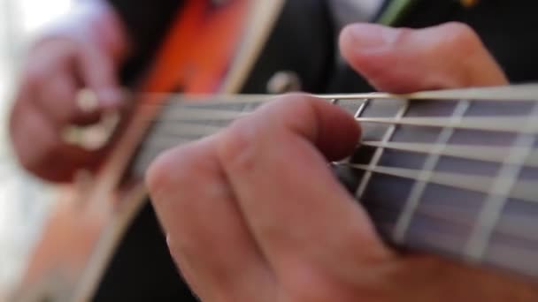 Mann, der Gitarre spielt, spielt Musik — Stockvideo