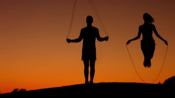 Chlap s dívkou zahřívání na skákacím laně před soutěží — Stock video