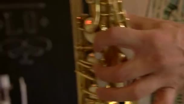 男性の手とサックスの男がサックスジャズを演奏し — ストック動画