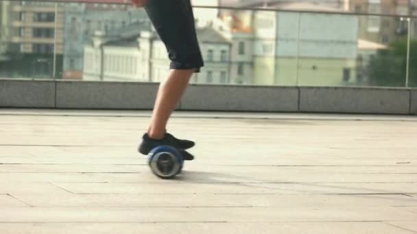 Jambes masculines sur hoverboard mini segway — Video