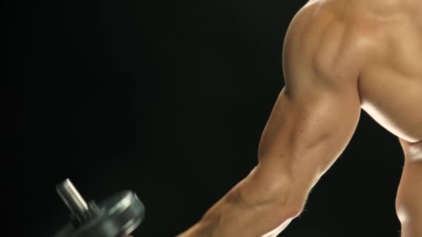 Homem muscular fazendo exercícios dumbbell treino intenso de fisiculturista jovem — Vídeo de Stock