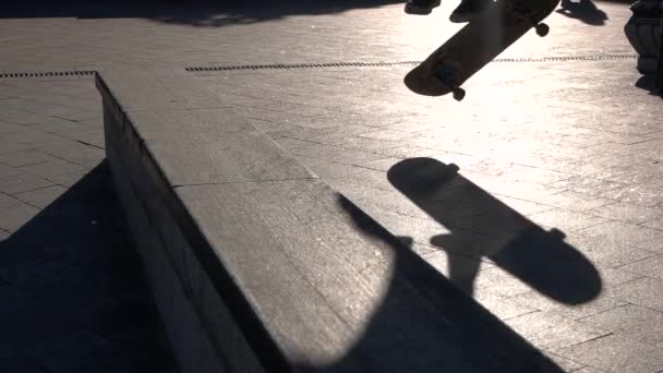 Skateboarder κάνει κόλπο σε αργή mo — Αρχείο Βίντεο