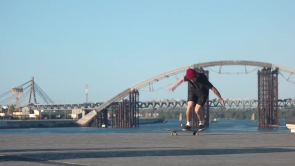 Giovane ragazzo con skateboard fallito trucco skateboard — Video Stock