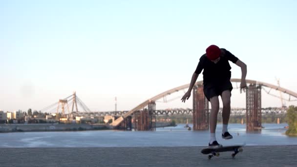 Молодому человеку со скейтбордистом не удалось выполнить трюк на ошибках — стоковое видео