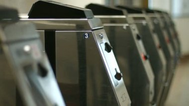 Yolcular turnikeden geçer insanlar yol parasını öder.