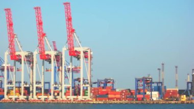 Rıhtımda mavi gökyüzünün üzerinde kargo vinçleri
