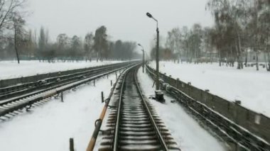 Kışın tren yolu kışın yüksek hızda gider.