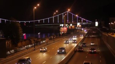 Eski şehrin merkez otobanında trafik vardı.