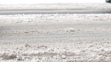 Kış otoyolunda yol ulaşımı karla kaplı.