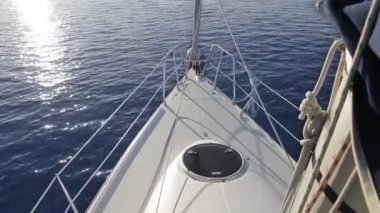 Açık denizde yelkenli bir yat
