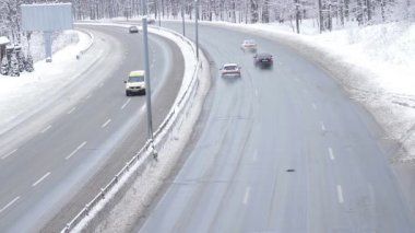 Kışın yol kaygan kış yolu