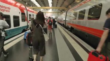 Tren peronundaki insanlar trenler ve yolcular