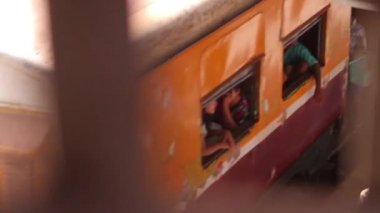 Hindistan 'ın fakirleri arasında tren yolculuğu